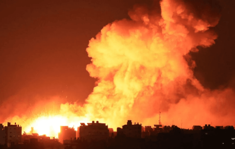 You are currently viewing Israel Intensifies Gaza Attacks: Communications Cut Off