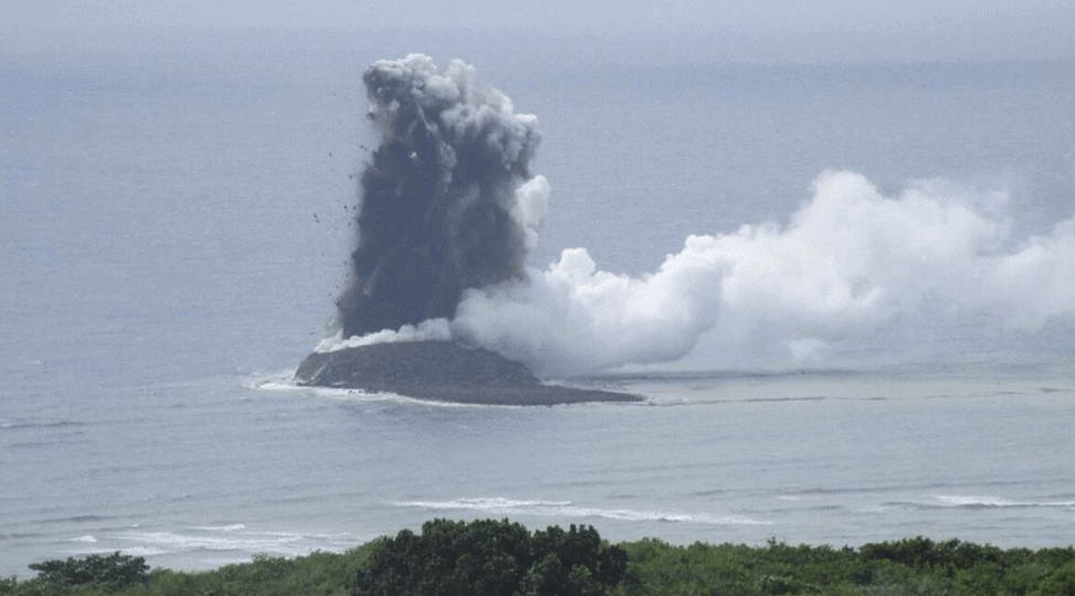 You are currently viewing New Island Emerges after Undersea Volcano Erupts off Japan