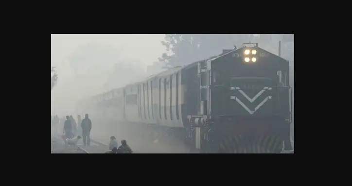 Read more about the article Train Delays Due to Fog in Pakistan